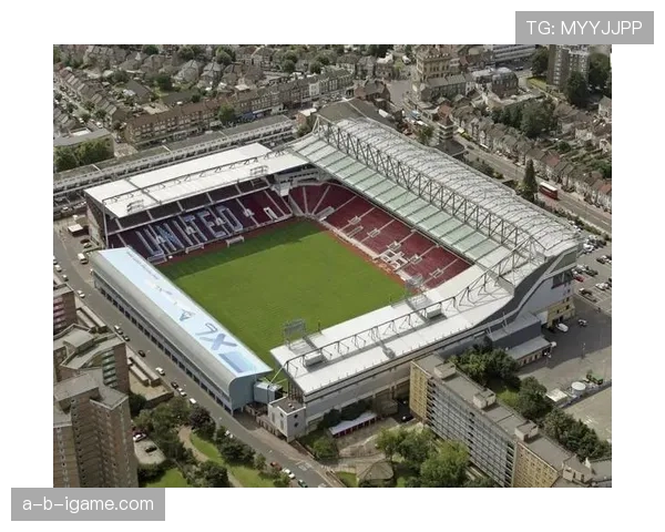 西汉姆球迷集体发声抗议，呼吁俱乐部重视球迷声音与权益